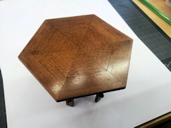 Table hexagonale dessiné par Gustav Stickley